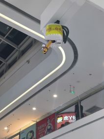 万达广场中一台处于警戒状态的消防水炮