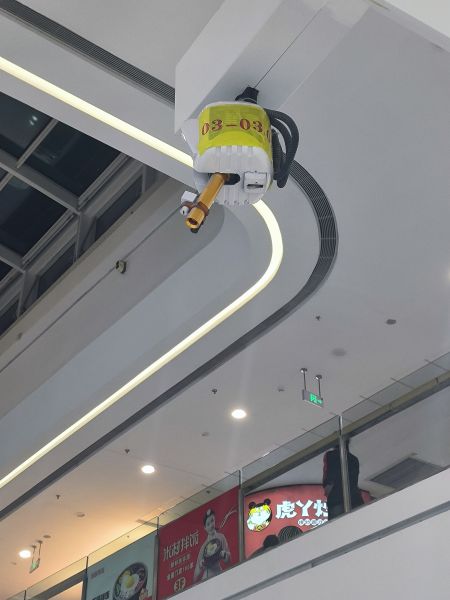 文件:万达广场中一台处于警戒状态的消防水炮.jpg